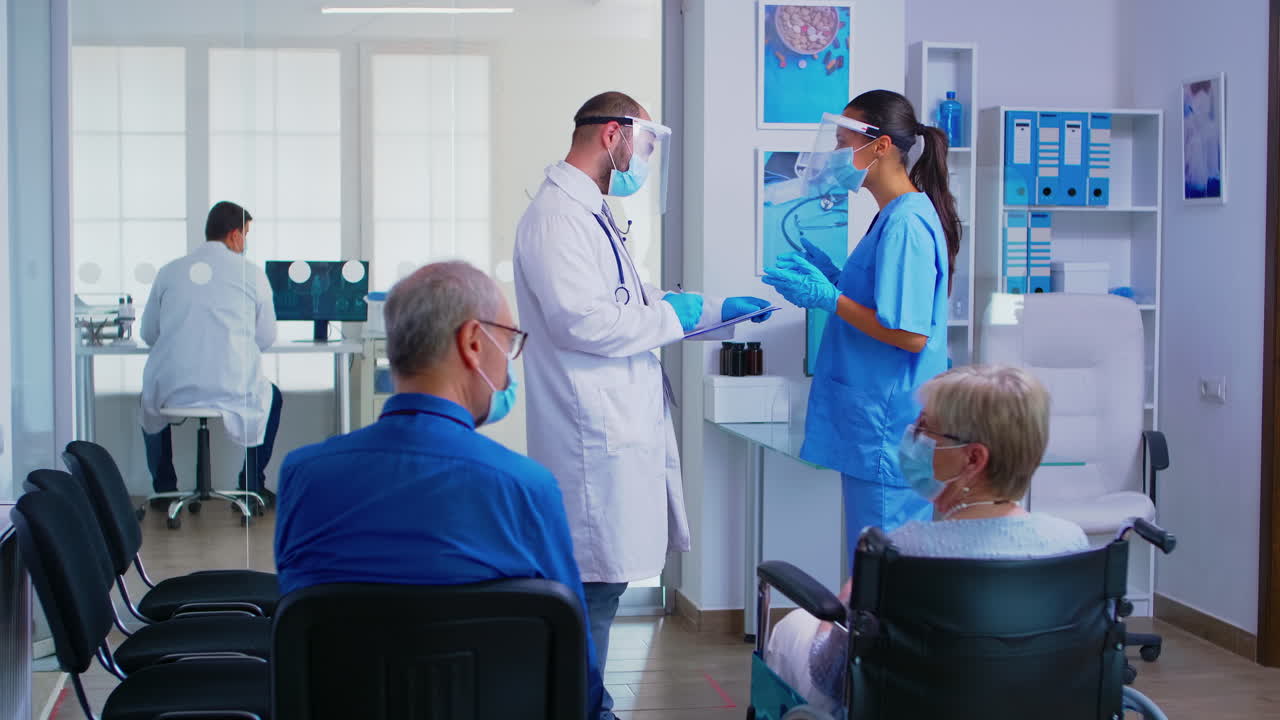 el médico explica el diagnóstico del paciente