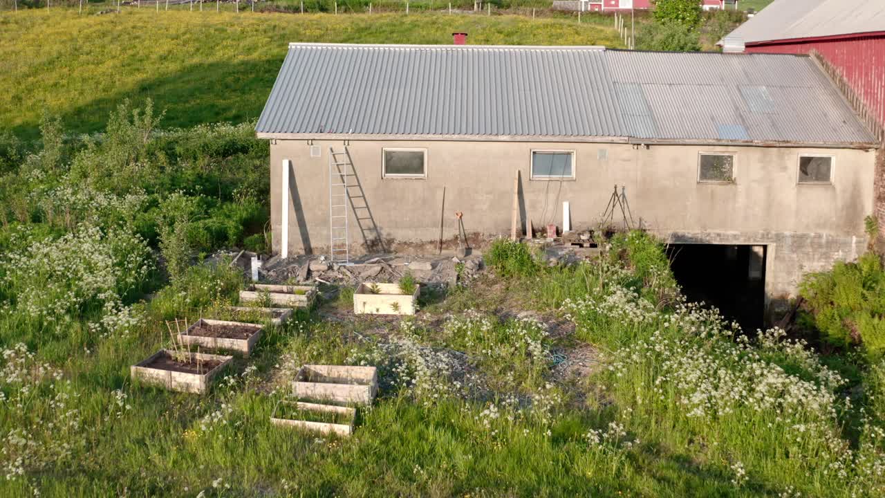 Totale eines Bauwerks in ländlicher Landschaft bei sonnigem Tageslicht