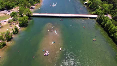 Imágenes-Aéreas-De-Personas-Disfrutando-Del-Río-Colorado-Cerca-Del-Parque-Jessica-Hollis-En-Austin,-Texas