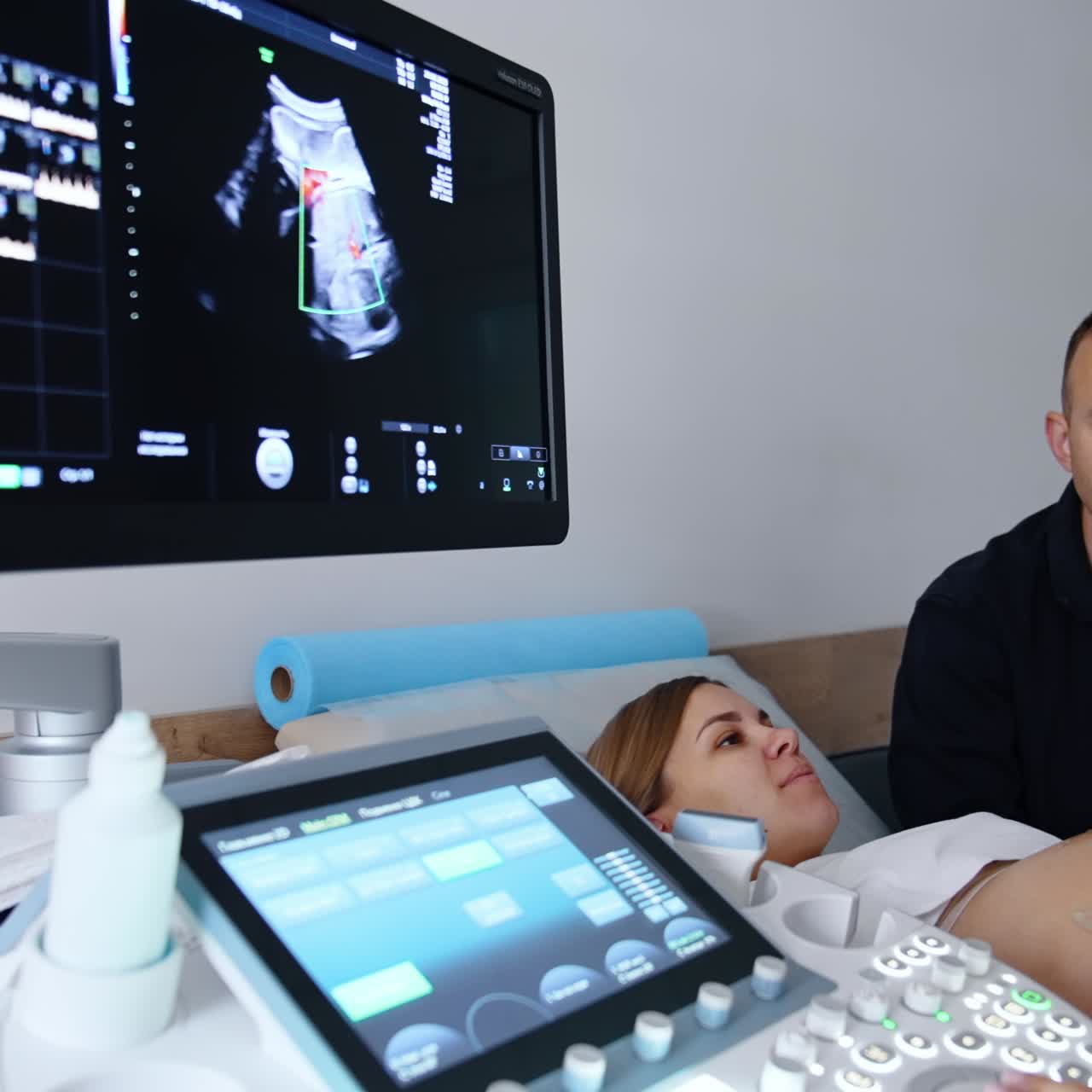 Ecografia di una donna incinta. Schermo dell'apparecchiatura che mostra l'immagine prenatale di un bambino