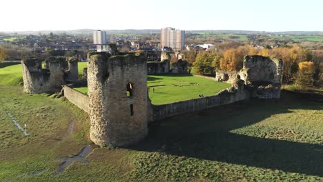 antiguo castillo de pedernal herencia medieval militar galés ruinas vista aérea punto de referencia órbita media tiro izquierdo