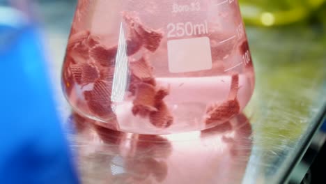 tejido de mezclilla girando dentro del tubo de laboratorio