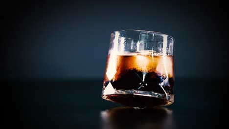 un vaso de cola se balancea suavemente en la mesa