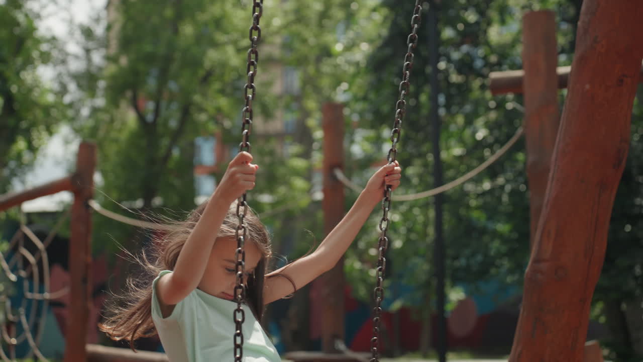 Primer plano de una hija pensativa en un columpio, mirada hacia abajo, pelo trenzado, luz solar cálida y sombras suaves, fondo de parque infantil, estado de ánimo contemplativo, movimiento íntimo y lento y expresión delicada