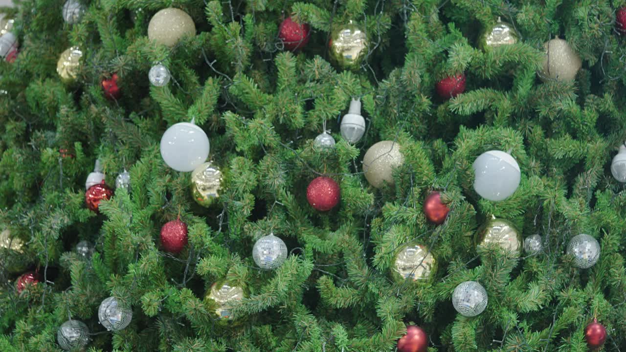 초점을 잃은 크리스마스 조명 배경과 황금의 꽃줄의 흐릿한 이미지 컬러풀한 led 조명.