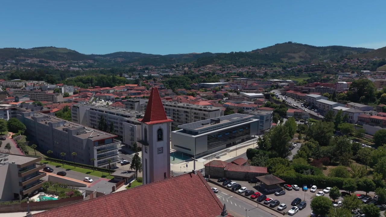 Aerea - Torre dell'Igreja Matriz de Vizela sopra la Camara Municipal e i tetti della città, Braga.