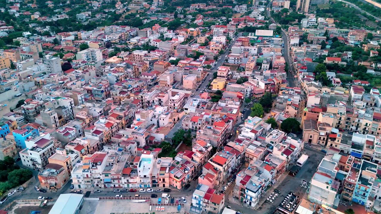 Prospettiva aerea dall'alto dei tetti del villaggio di Sferracavallo all'alba. Mette in risalto la densa architettura residenziale di questa città costiera siciliana