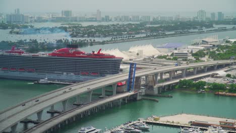 pan de macarthur causeway a miami beach y puerto de cruceros de miami