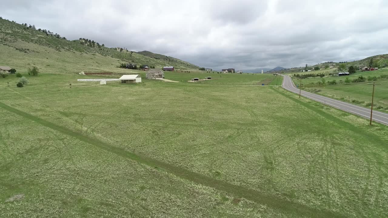 fort collins colorado foothills road filmado desde un dron en la primavera de 2022