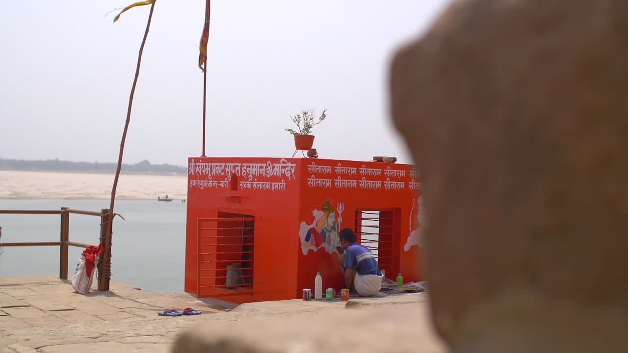revelan una foto de un hombre pintando un mural