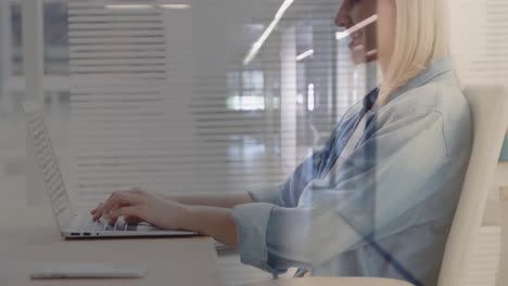 animación de personas caminando sobre una mujer blanca feliz usando una computadora portátil en la oficina