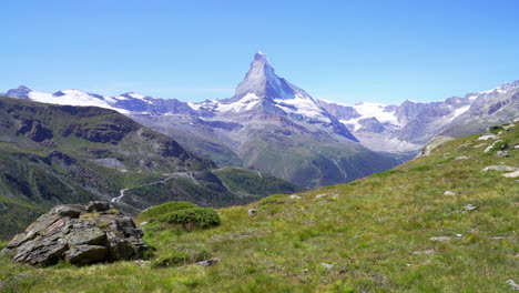 Cervino-Con-Cielo-Azul-En-Zermatt,-Suiza