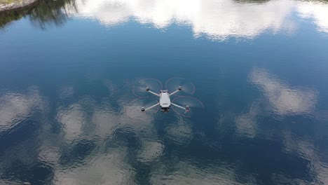 Video-De-Grabación-De-Drones-Sobre-El-Fiordo-De-Noruega-Que-Refleja-El-Cielo-Azul-Irregular