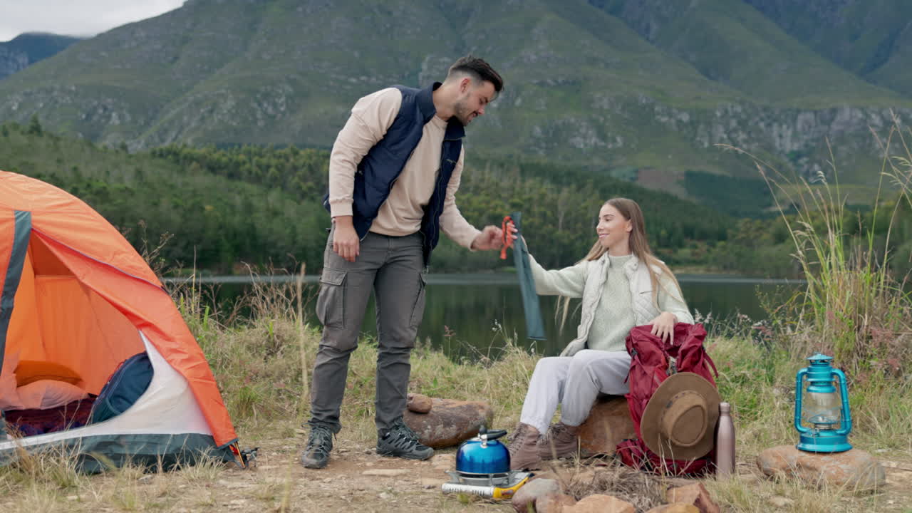 캠핑, 커플 및 호수에 있는 텐트에 대한 도움