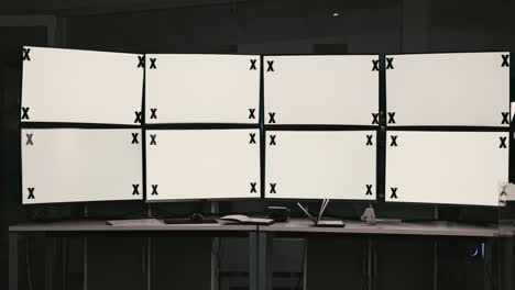 estación de trabajo multi-monitor en una oficina moderna
