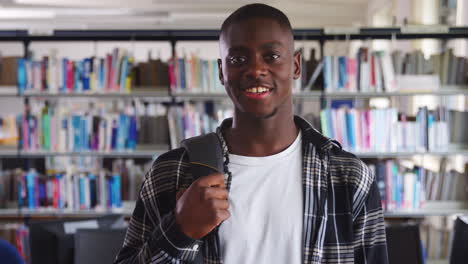 Retrato-De-Un-Estudiante-Masculino-De-Pie-En-La-Biblioteca-De-La-Universidad