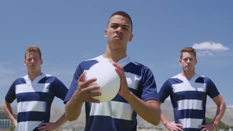 jugadores de rugby de pie con la pelota