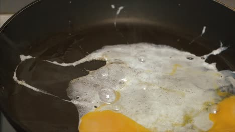 cocinar huevos en una sartén