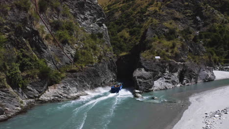 Nueva-Zelanda-Tiro-Sobre-El-Río-Jet-Boat-Canyon-Paseo-Por-El-Río