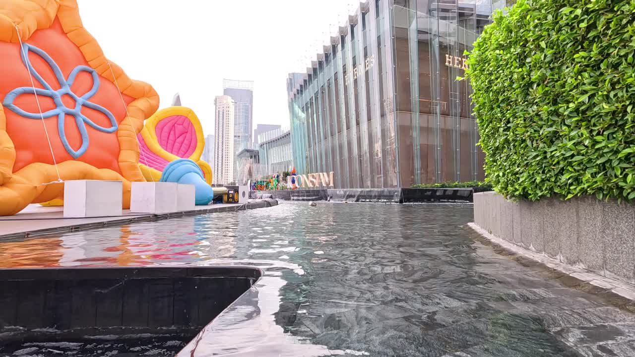 아트 설치 및 물 기능과 함께 consiam 쇼핑몰