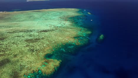 Beautiful-bright-colors-of-the-Cairns-shoreline-in-Australia--Aerial