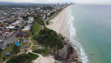 Blick-Von-Oben-Auf-Den-Mick-Shamburg-Park-Lookout-An-Der-Felsigen-Klippe-In-Burleigh-Beach,-Queensland,-Australien