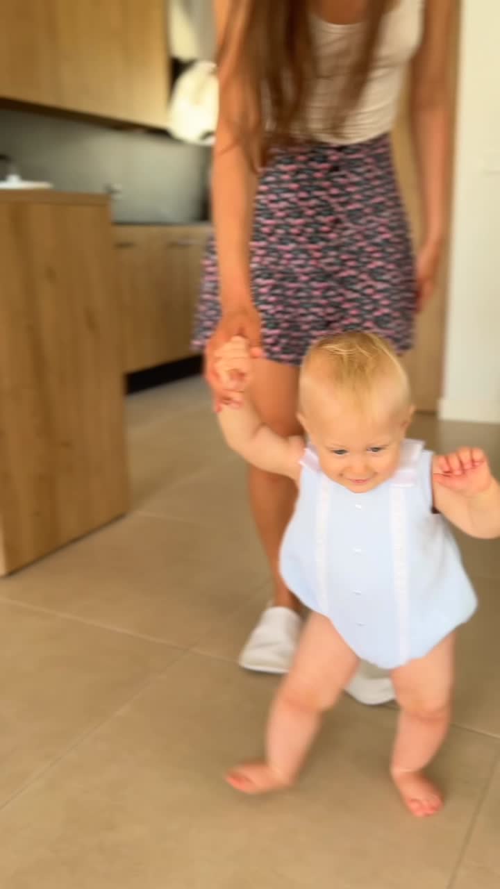 el bebé aprende a caminar con la madre