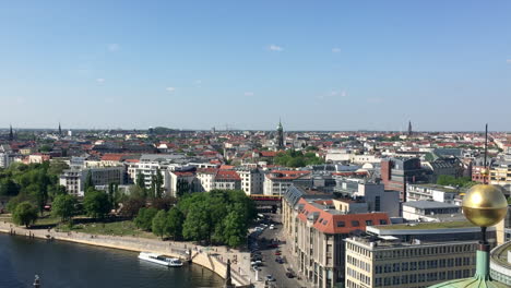 Horizonte-De-Berlín-Con-Vistas-A-Un-Tren-Y-Al-Río-Spree