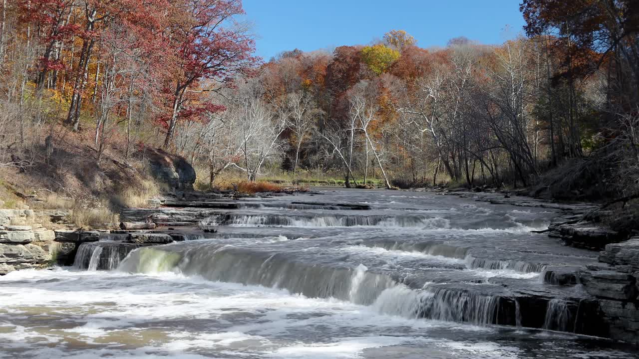 las cataratas inferiores y el bucle de colores de otoño