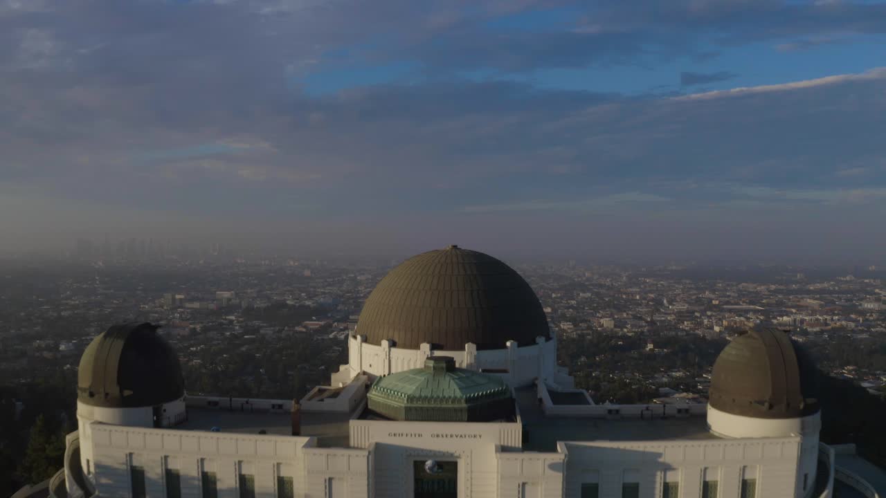 vuelo aéreo sobre el observatorio griffith durante el amanecer