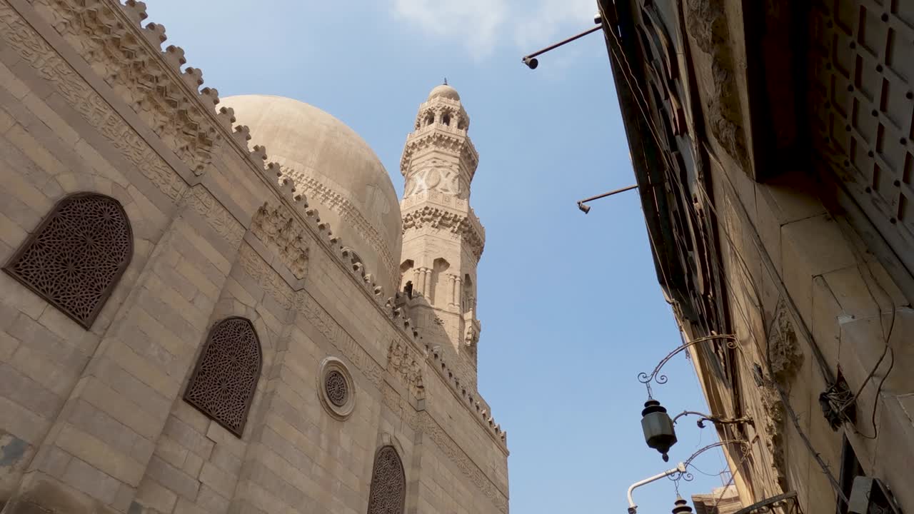 detalles del minarete y la cúpula del complejo qalawun, el cairo islámico, egipto