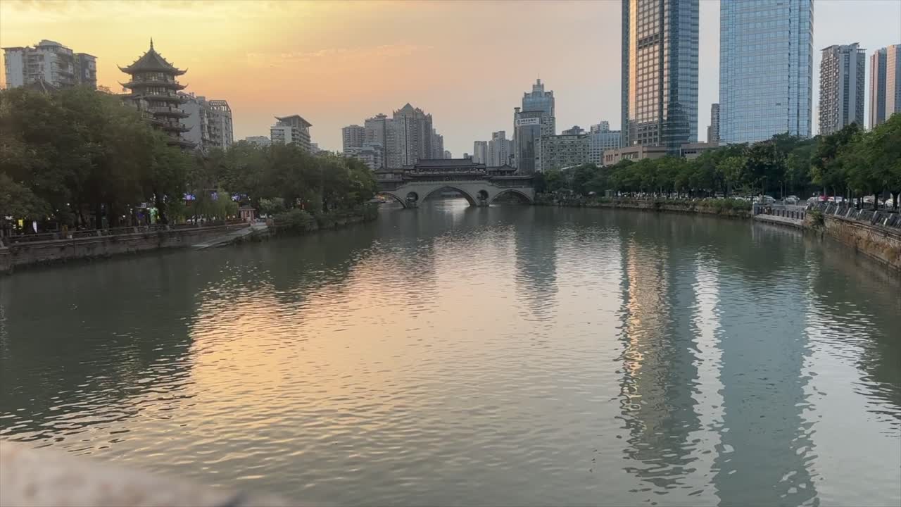 chengdu ciudad capital de la provincia de sichuan puente del horizonte al atardecer