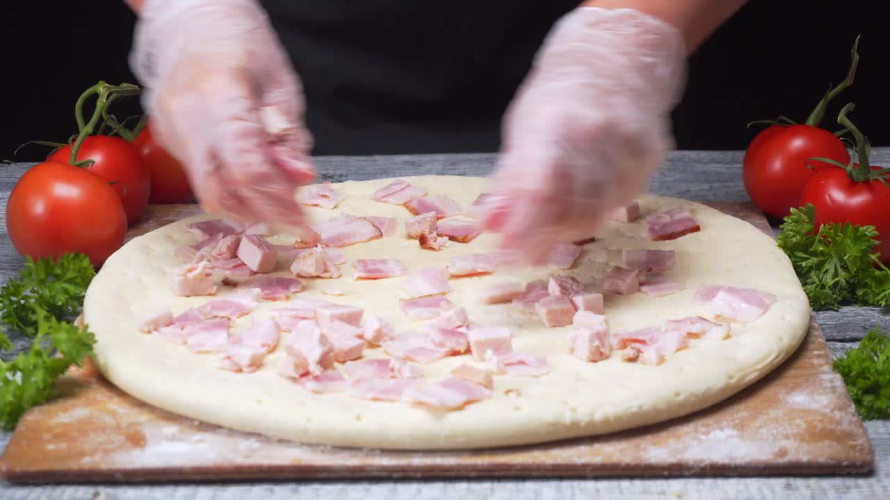 베이컨 피자를 만들고 있어