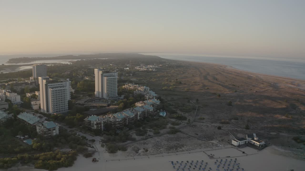 트로이아 해변의 멋진 풍경 저녁 하늘