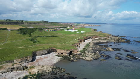 tomada aérea de un dron del faro de souter y la costa del mar de sunderland en el noreste de inglaterra