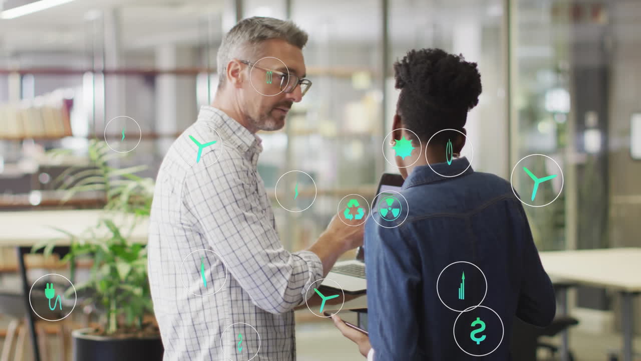 animación de múltiples iconos sobre diversos compañeros de trabajo discutiendo informes y estrechando la mano en la oficina