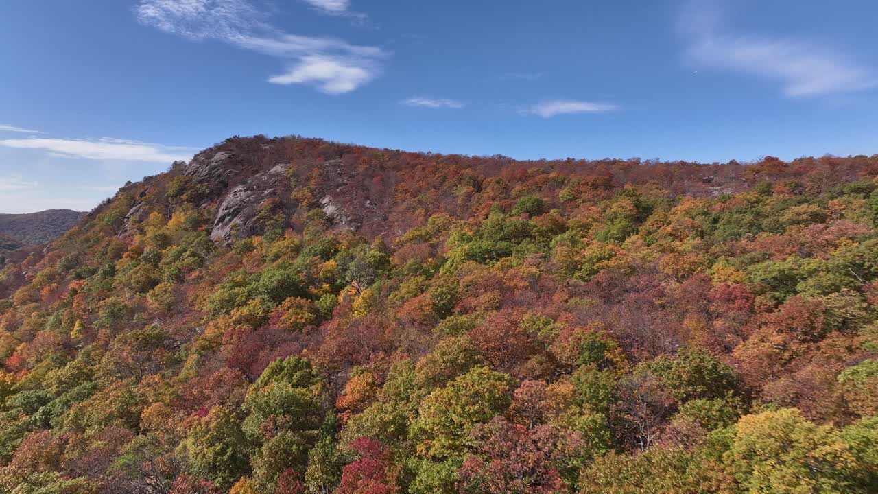 una vista aérea sobre las montañas en el norte del estado de nueva york durante los cambios de follaje de otoño