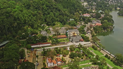 Kandy-Sri-Lanka-Antena-V11-Vista-Aérea-Drone-Sobrevuelo-Sobre-La-Ciudad-Sagrada-Y-El-Templo-De-La-Reliquia-Del-Diente,-Monumentos-Históricos-En-La-Colina-Central-Y-Vistas-Del-Lago-Bogambara---Filmado-Con-Cine-Mavic-3---Abril-De-2023