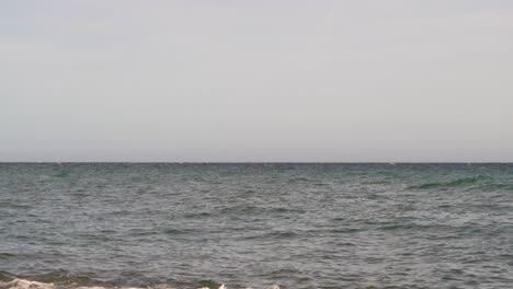 Minimalist-ocean-view-with-horizon-line-during-cloudy-weather