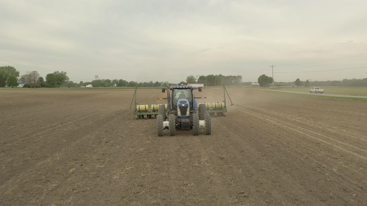 agricultor en tractor sembrando cultivos en el campo toma 6