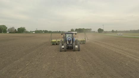 Bauer-Im-Traktor-Pflanzt-Feldfrüchte-An,-Take-6