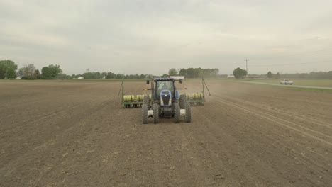agricultor en tractor sembrando cultivos en el campo toma 6
