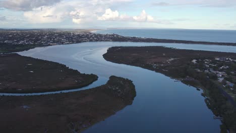 Imágenes-Aéreas-Que-Miran-Río-Abajo-Cerca-De-La-Desembocadura-Del-Río-Barwon-Cerca-De-Barwon-Heads-Y-Ocean-Grove,-Victoria,-Australia