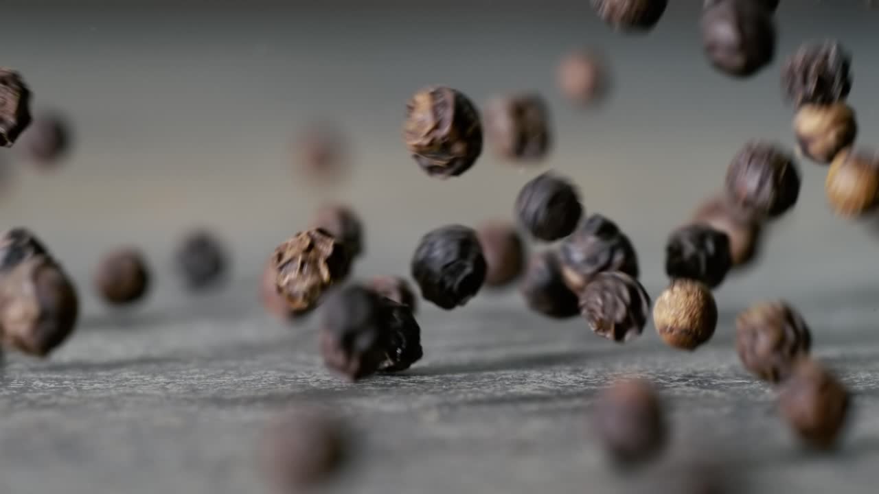 페퍼콘 (peppercorn) 또는 블랙 페퍼 (black pepper) 스파이스는 슈퍼 스로우 모션 카메라 1000fps로 촬영된 슈퍼 매크로 클로즈업입니다.