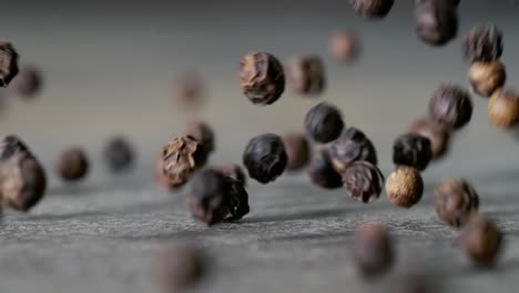 granos de pimienta o pimienta negra especia. súper macro de cerca. filmado con una cámara súper lenta de 1000 fps.