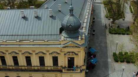 pájaros volando en la parte superior de la hermosa estructura arquitectónica en el centro de la ciudad de vukovar en croacia