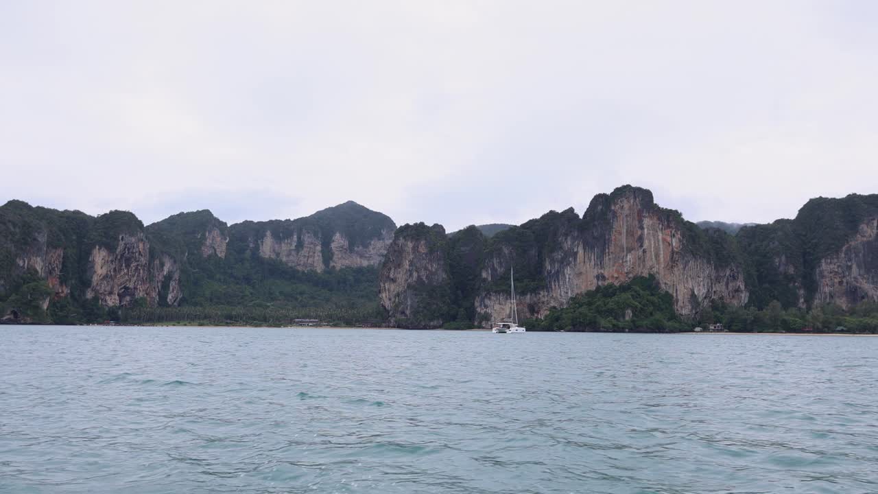 석회암 절벽과 배를 가진 열대 섬들