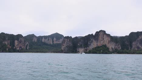 islas tropicales con acantilados de piedra caliza y un barco