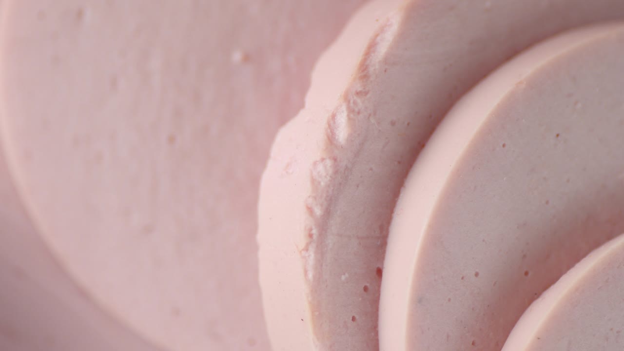 인 소시지의 조각들이 천천히 회전합니다.