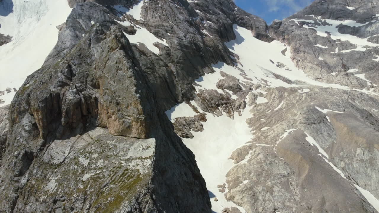 nieve derritiéndose en una montaña árida en los alpes italianos en un día soleado de verano